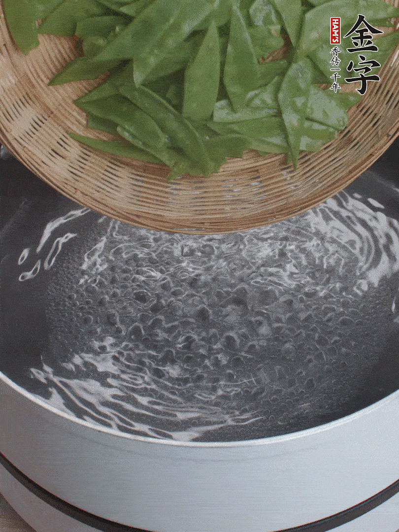 甜豆莢撕掉老筋，斜切兩半，焯水1分鐘。