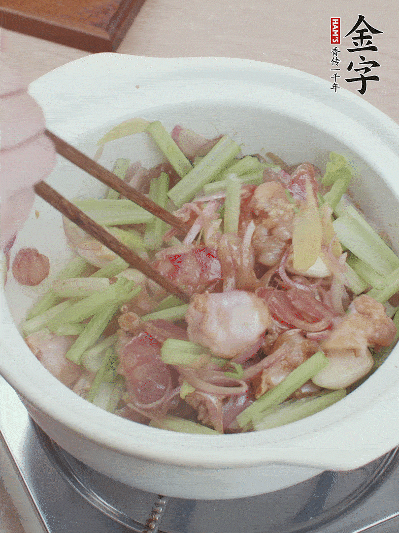 下牛蛙、芹菜、香腸翻炒。