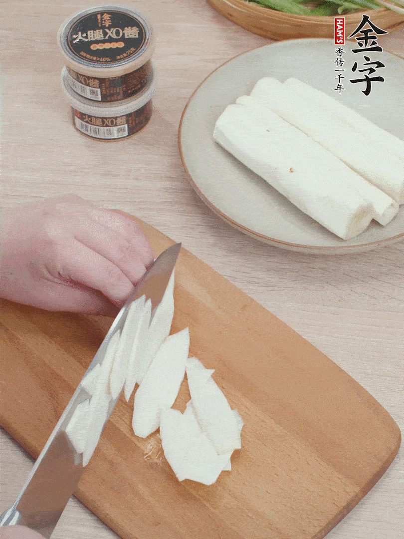 鐵棍山藥去皮，斜刀切片。