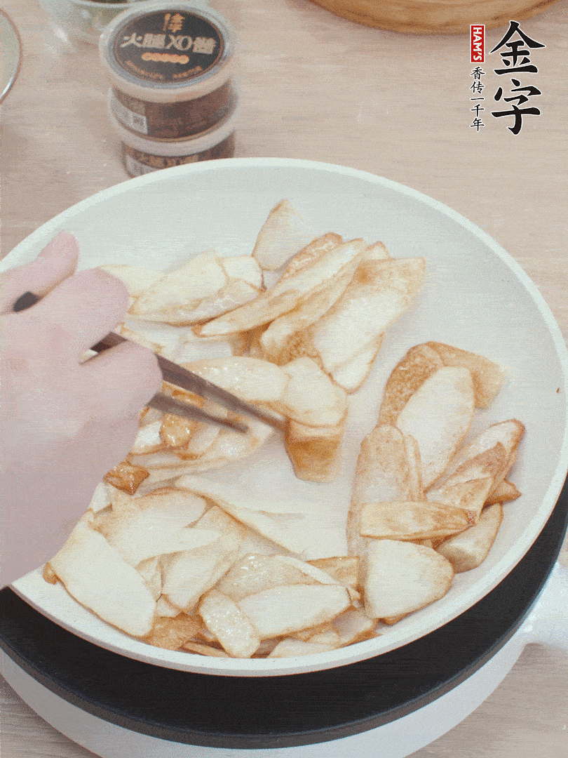 鍋中熱油，山藥煎至兩面金黃。