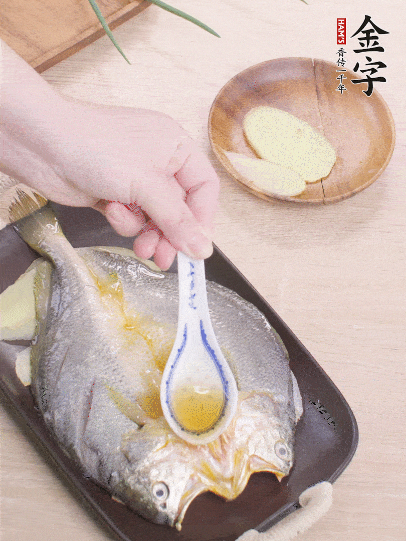 盤底鋪姜片，放黃魚，淋2勺料酒。