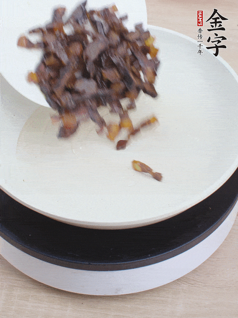油熱倒醬油肉，編出香味。
