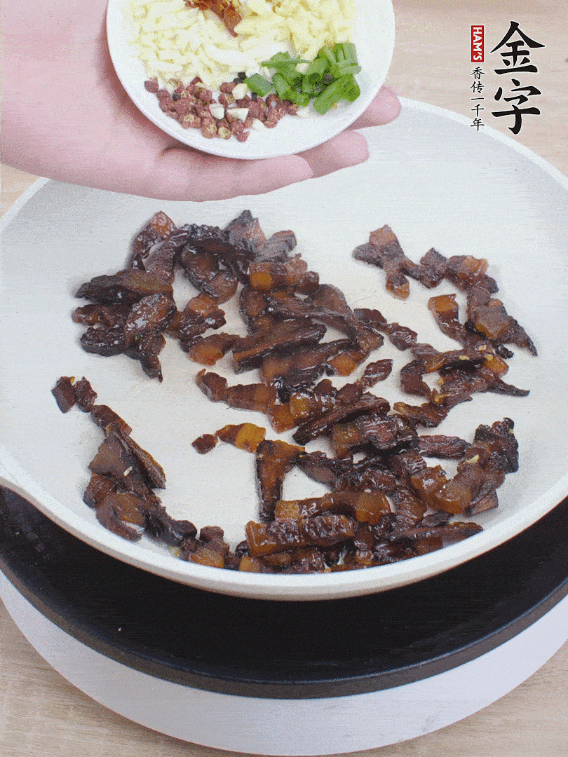 下蔥姜蒜、干辣椒、花椒粒炒香。
