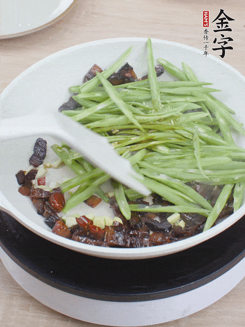 下豆角，生抽、雞精調(diào)味，炒到斷生。