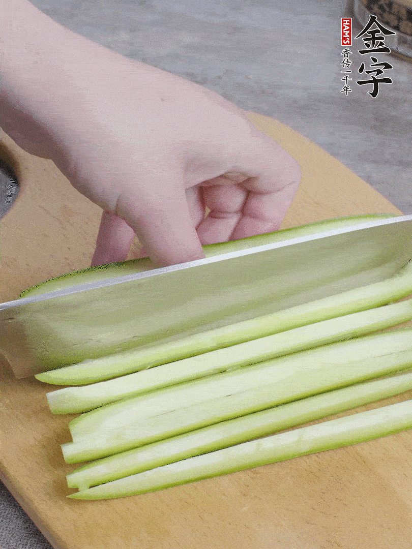 西葫蘆對半切，去瓤切條。