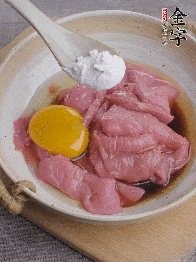 牛肉切片，雞蛋1個、水2勺、料酒1/2勺、生抽1/2勺、生粉1勺腌15分鐘。