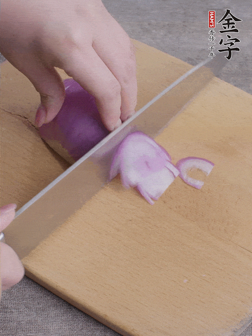 洋蔥切絲、蔥切段。