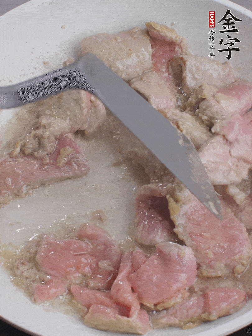 鍋中少油，下牛肉炒至變色。（盛出來）
