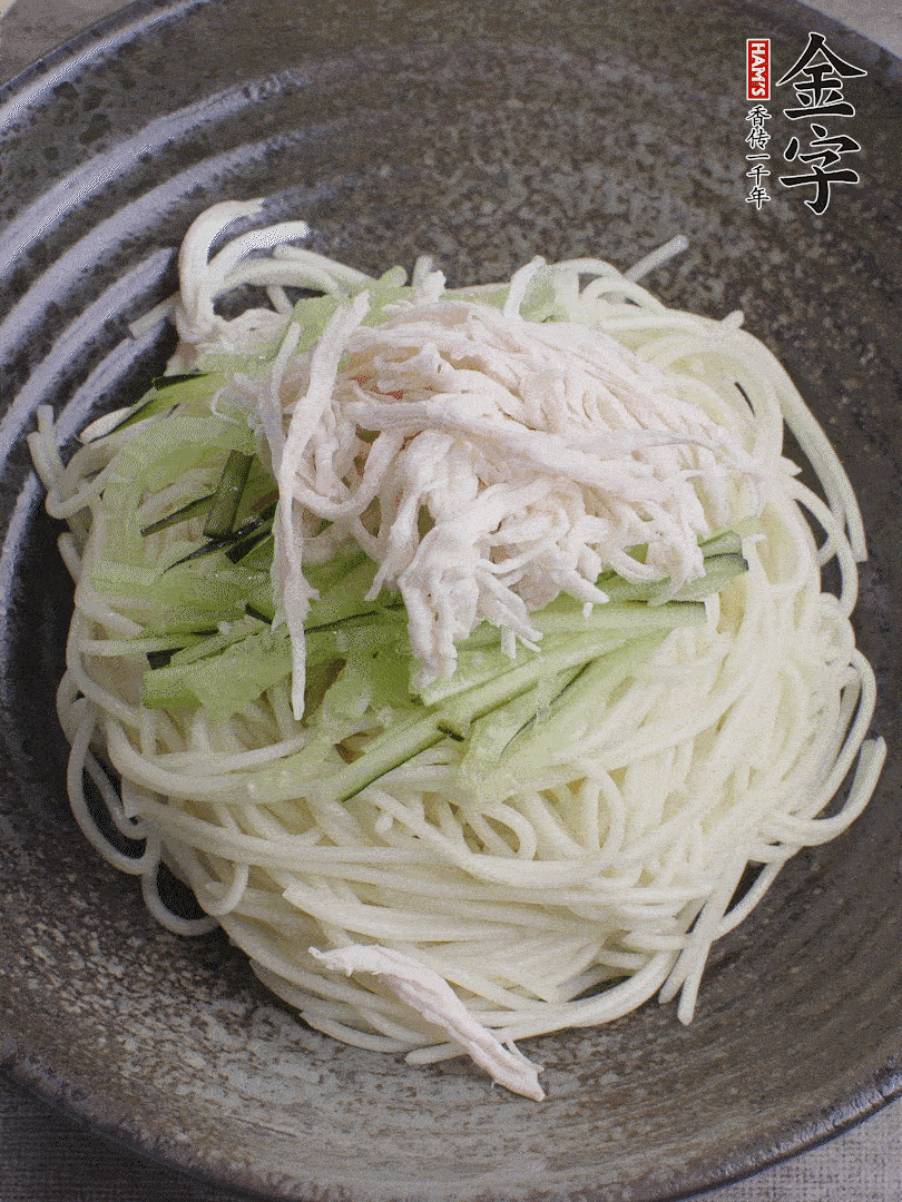 堿水面（熟）倒入大碗中，鋪上黃瓜絲、雞絲。