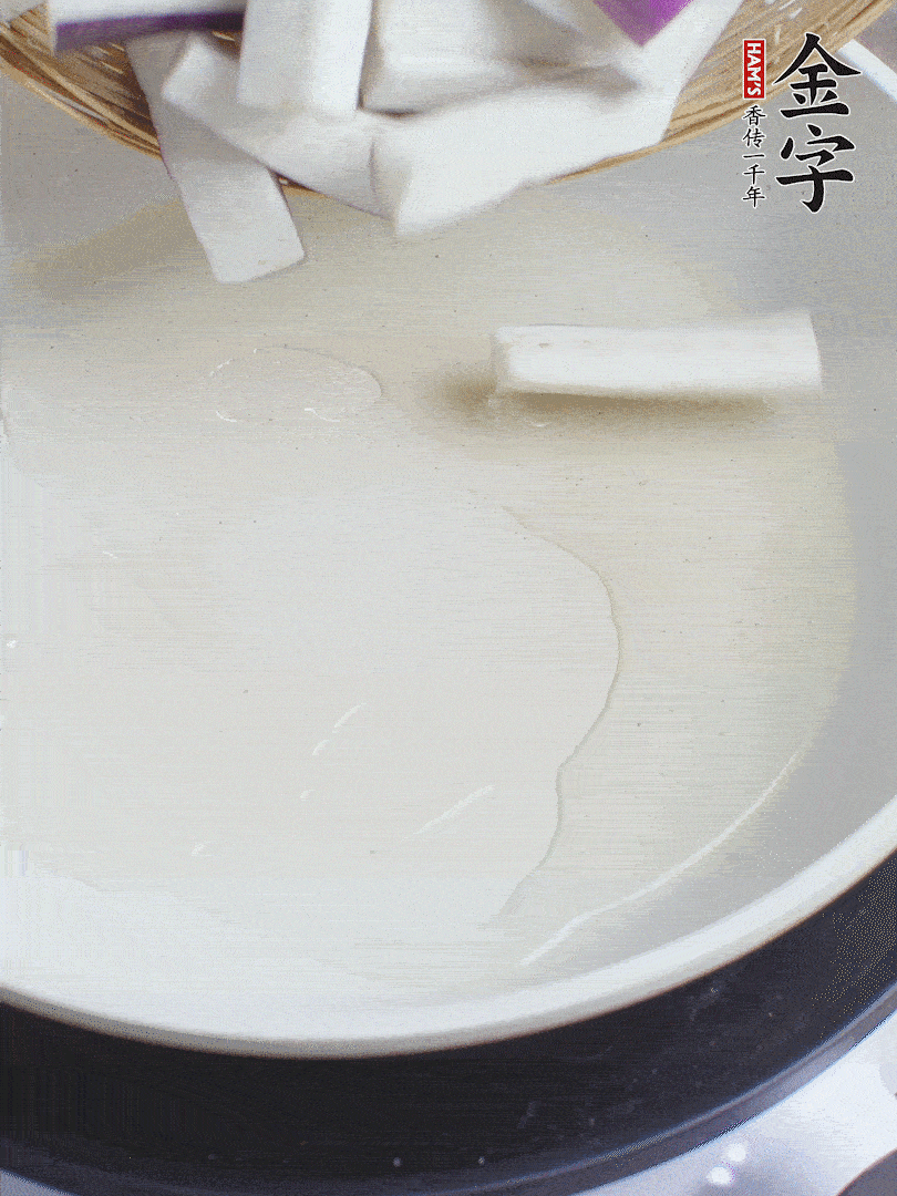 杭茄洗凈去蒂，縱向剖成4份，切成長10cm左右的段。白洋蔥切絲。口蘑洗凈去掉柄。紅椒切菱形片。