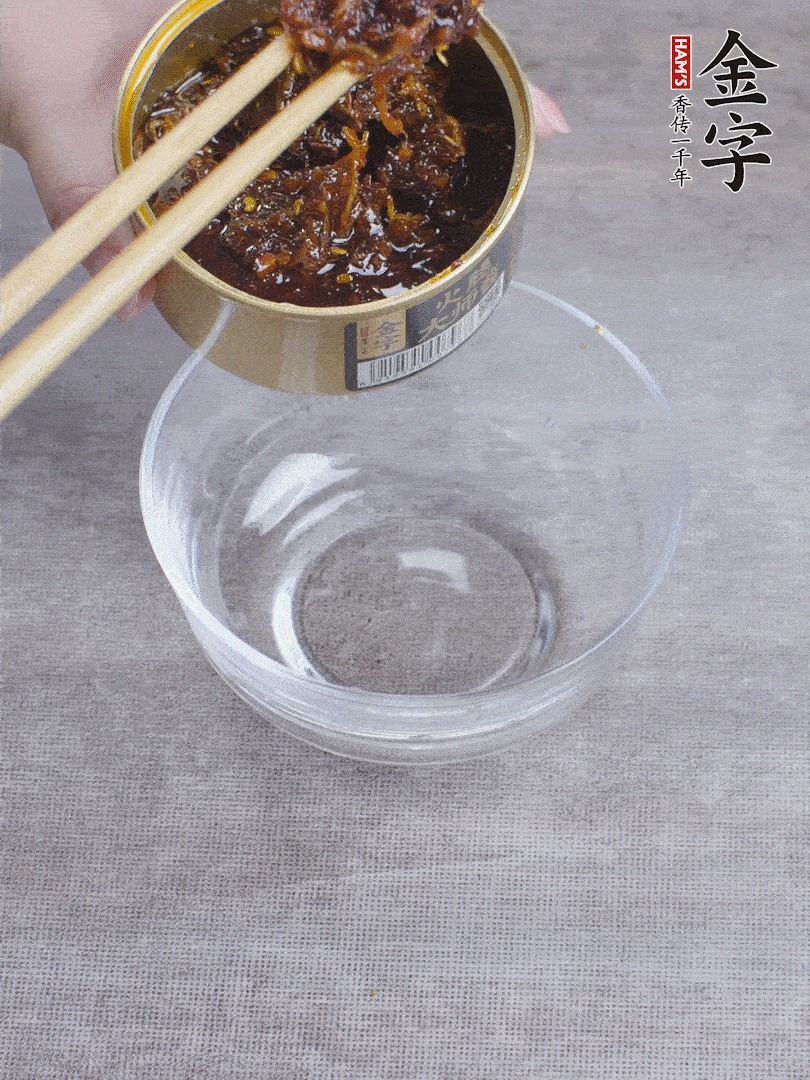 金字火腿大師醬2勺、醬油1勺、白砂糖1/2勺調(diào)勻。