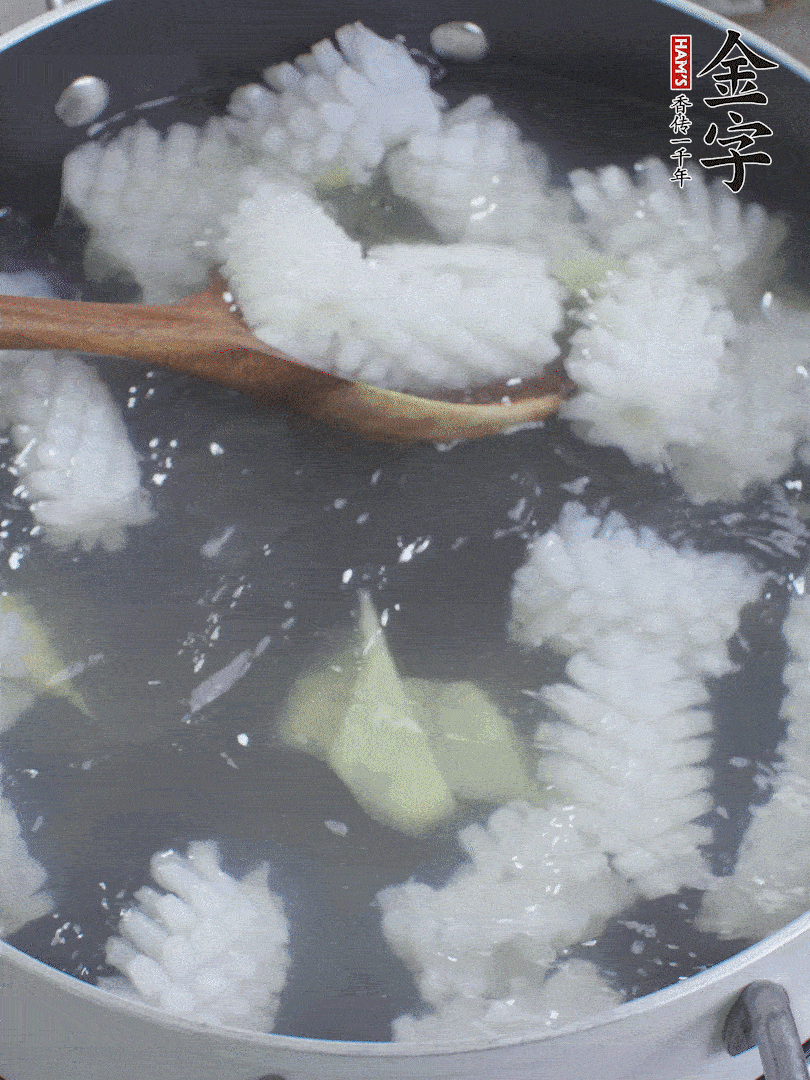 魷魚(yú)解凍后，加姜片、料酒汆燙30秒。