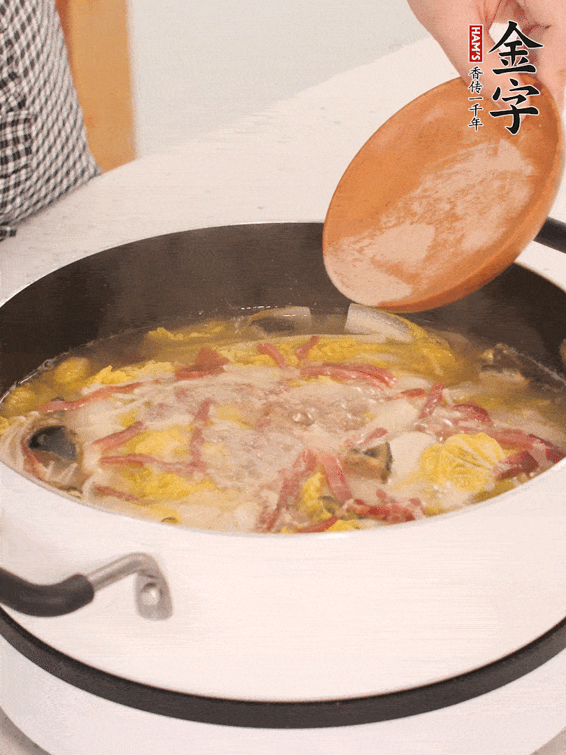 加適量的白胡椒調(diào)味。