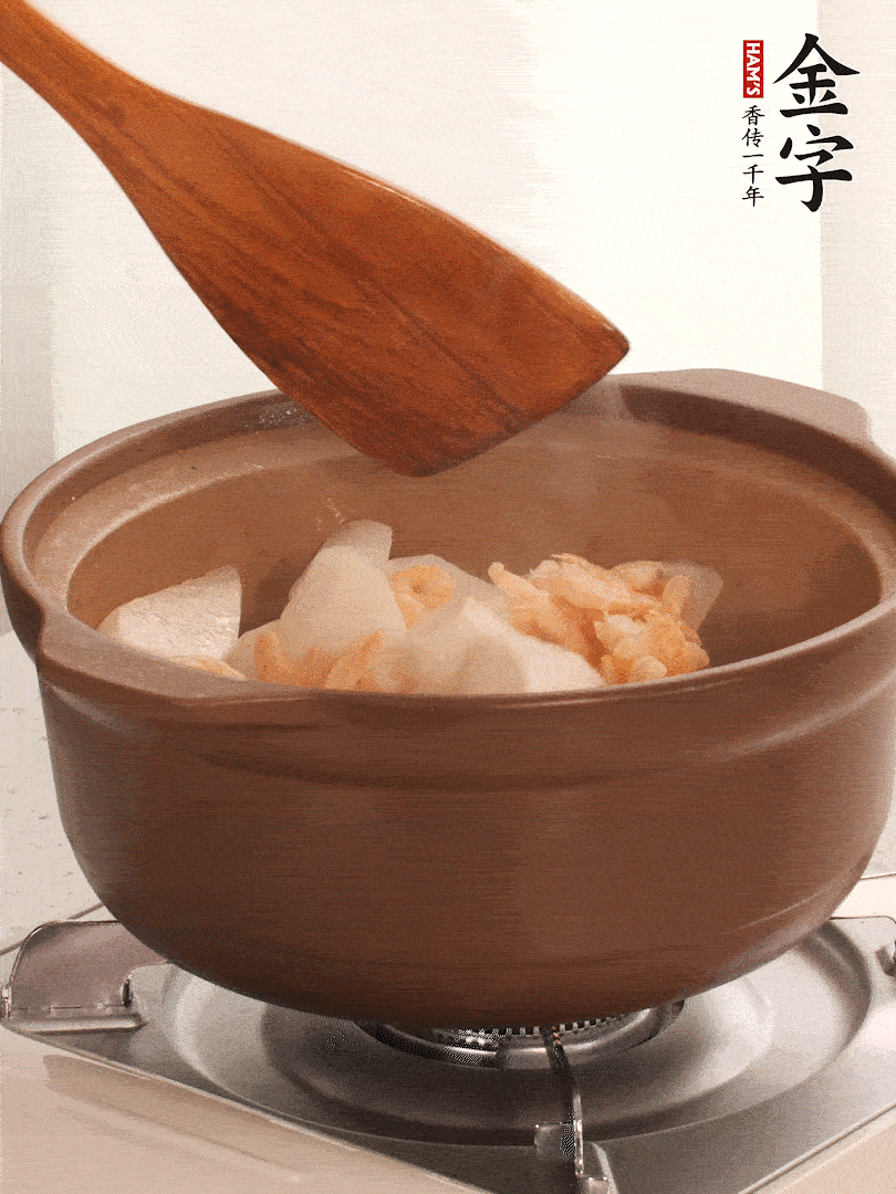 放白蘿卜、海米煸炒1-2分鐘，白蘿卜一定要先炒過再燉湯，香味更足。