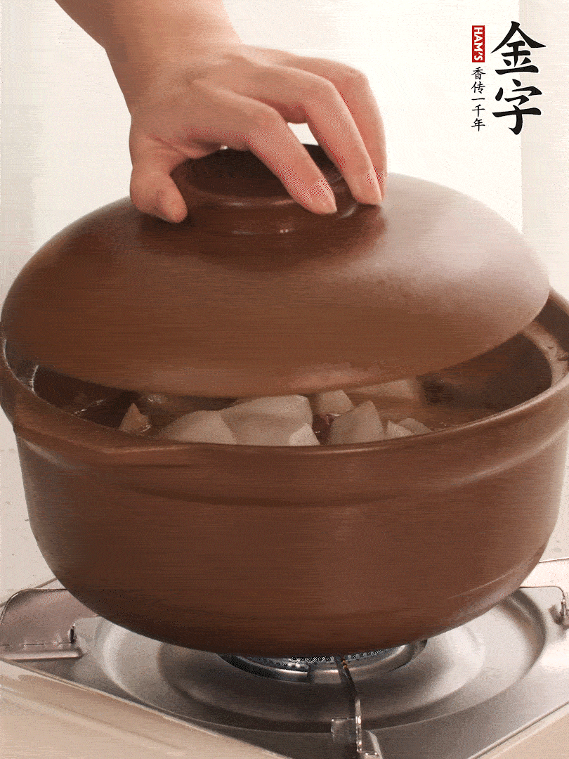 倒沒過食材的熱水，大火燒開。蓋上蓋子轉(zhuǎn)中小火，燉15-20分鐘。等蘿卜煮到喜歡的軟爛度就可以關(guān)火。