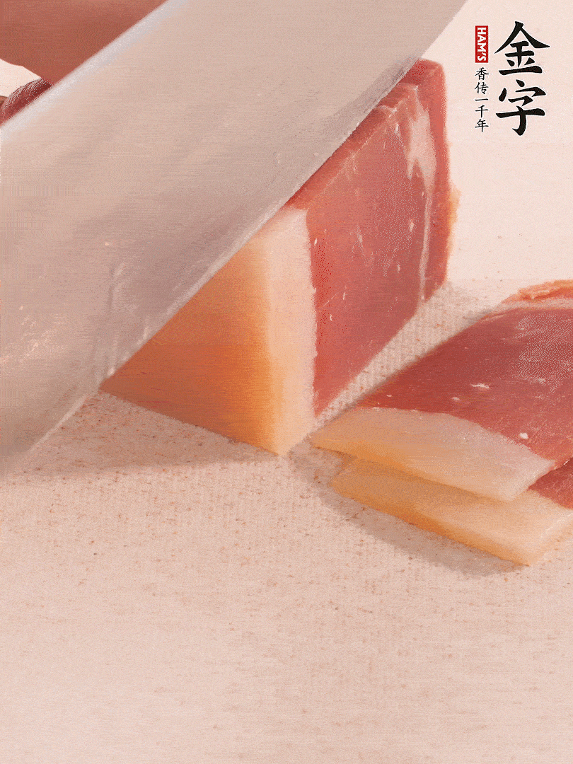 金字火腿切片，溫水浸泡5分鐘。