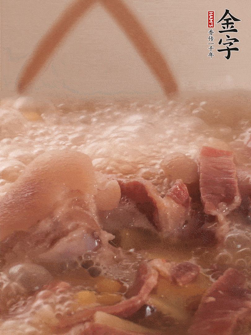 大火將水煮開后，蓋上鍋蓋，轉(zhuǎn)小火慢燉1個半小時。