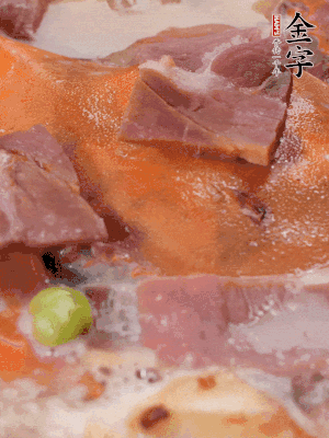 放適量料酒、清水煮到沸騰，再下蟹塊燜煮8分鐘。
