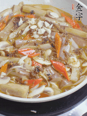 撒蒜末、香菜末。
