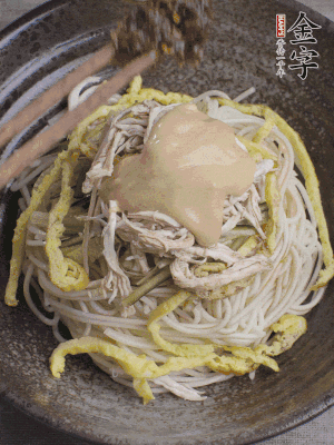 生抽1勺、醋1勺、芝麻醬1勺、金字火腿大師醬1勺。
