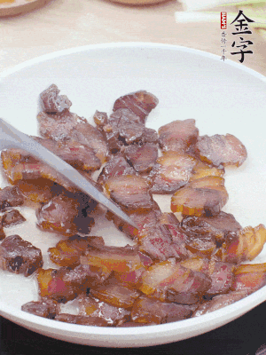 熱鍋少油，醬油肉煸出油脂，盛出。