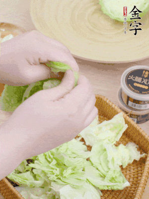 卷心菜掰成小片。