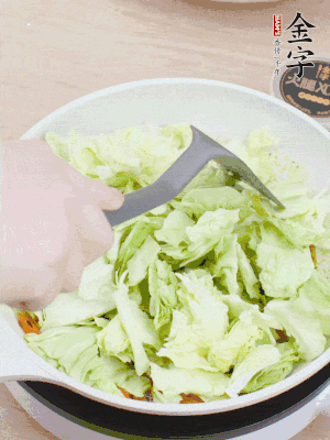 下卷心菜翻炒。
