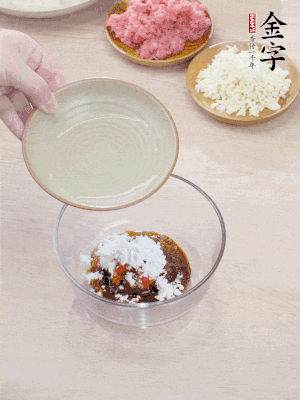 熱油起鍋，五花肉煸出油脂，表面微微發(fā)黃。