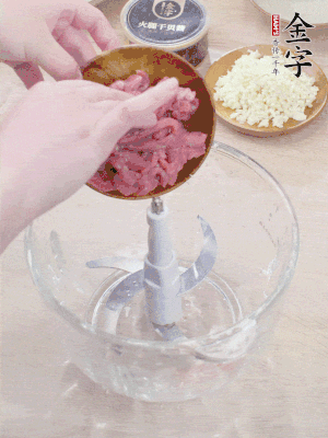 牛肉攪成牛肉泥。