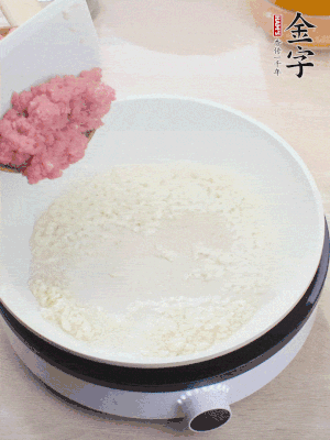 鍋內熱油，蒜泥、牛肉泥炒至酥香。