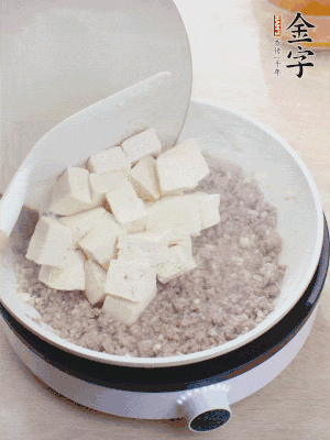 放豆腐翻拌均勻，倒料汁燜煮。