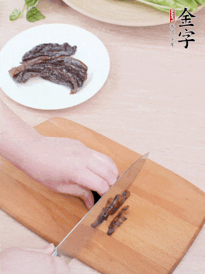 金字醬油肉下鍋煮10分鐘，切薄片。