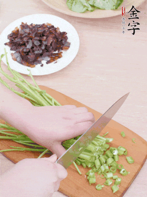 空心菜摘掉葉子，菜梗切成丁。