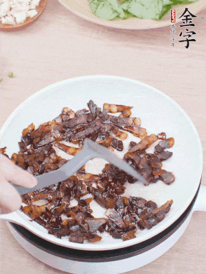 起鍋熱油，煸香醬油肉，撥拉到一邊。