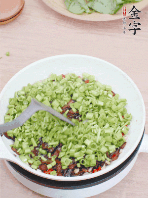 下菜梗翻炒，混合醬油肉。