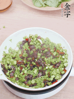 1勺生抽、1勺蠔油、1點(diǎn)點(diǎn)白糖調(diào)味。