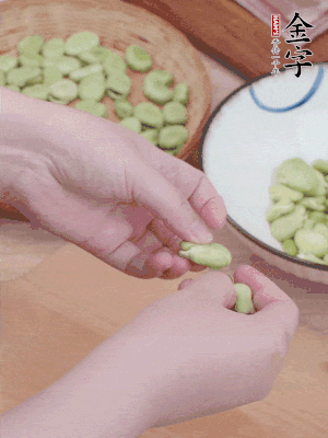 蠶豆剝殼，去掉豆衣，切碎。
