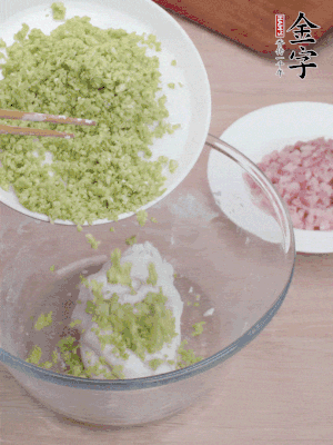 糯米粉邊揉邊加水，成團(tuán)后揉進(jìn)蠶豆、咸肉。