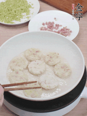鍋中涼油，慢煎至兩面有脆殼。（油可以多一點(diǎn)）