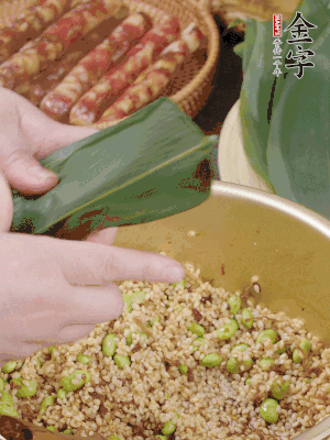 粽葉往下折，完全蓋住，兩側(cè)捏緊。