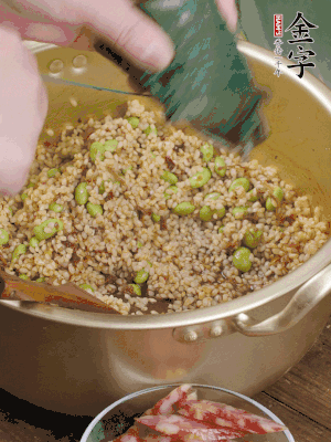 再附一張粽子，一齊向后折疊，線繩捆綁。