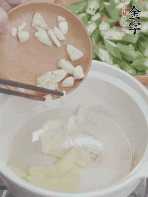 砂煲熱油，姜蒜、辣椒煸香。