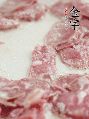 炒鍋熱油，下培根火腿煸炒。