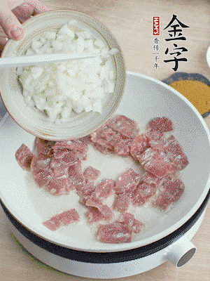 依次下洋蔥、紅菜椒、豌豆粒、玉米粒翻炒均勻。