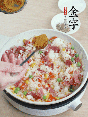 1勺咖喱粉、1/2勺鹽，少許黑胡椒碎炒均。