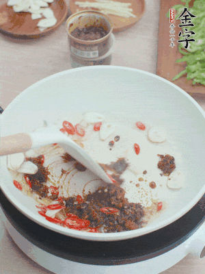 熱鍋涼油，姜蒜、辣椒、金字火腿xo醬炒香。