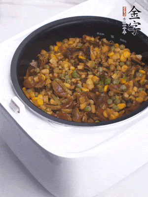 電飯煲按煮飯鍵，出鍋撒蔥花。