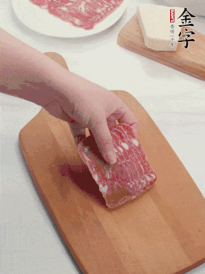 金字培根火腿改刀切小片；白洋蔥切??；新鮮豌豆剝殼。