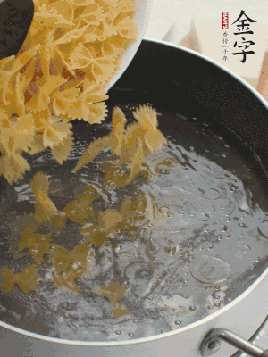蝴蝶面加橄欖油煮熟；豌豆焯水30秒。
