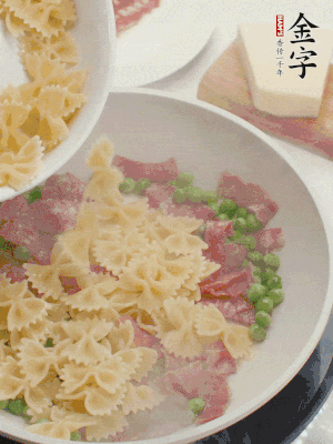 1小勺鹽調(diào)味，混合一起燉煮一下。